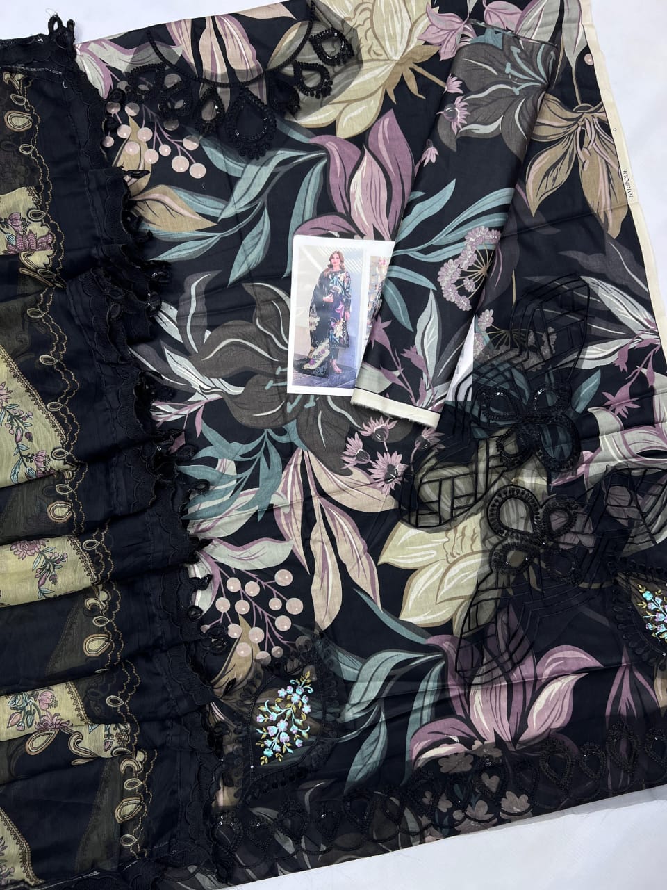 BAROQUE PATCHES with 4 Side Lace Chiffon Dupatta Fabric: 9070 Lawn Three Piece Suit