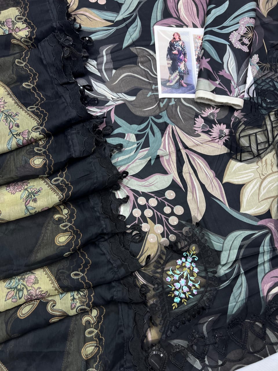 BAROQUE PATCHES with 4 Side Lace Chiffon Dupatta Fabric: 9070 Lawn Three Piece Suit