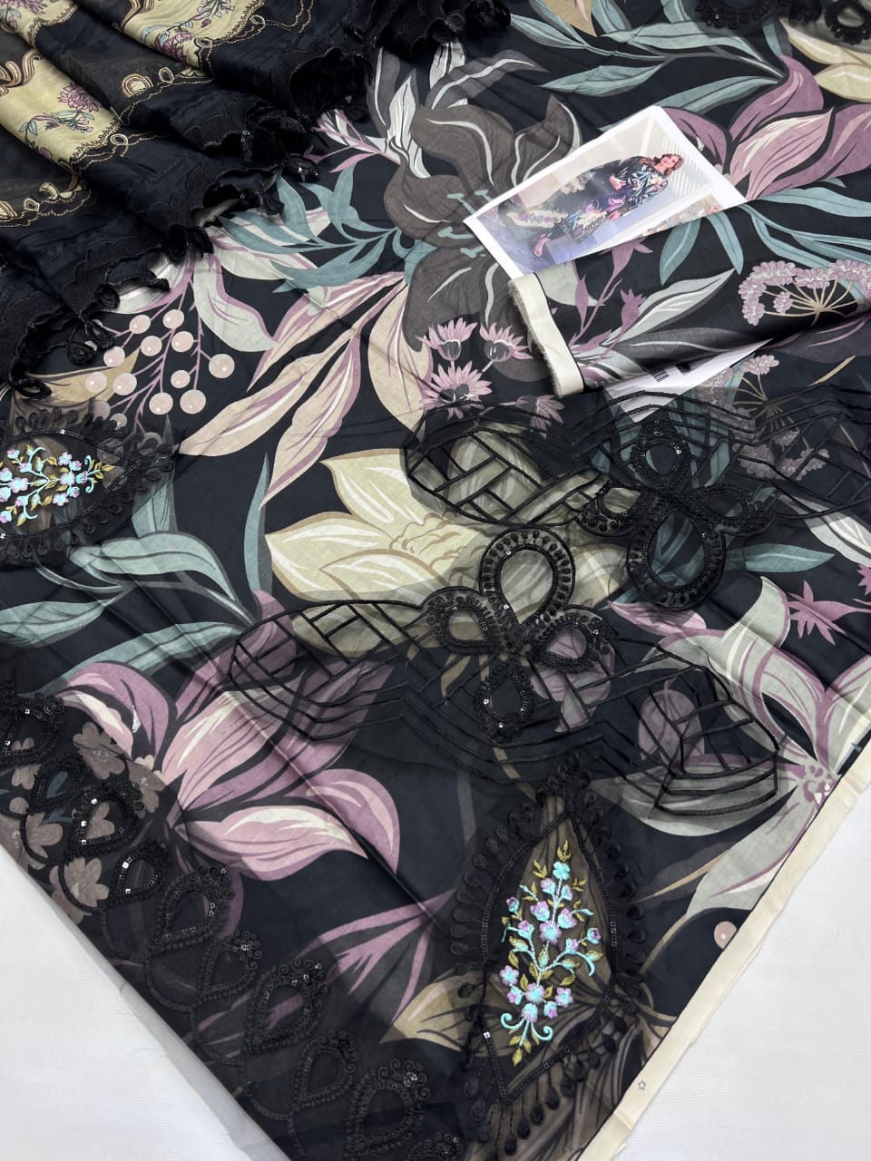 BAROQUE PATCHES with 4 Side Lace Chiffon Dupatta Fabric: 9070 Lawn Three Piece Suit