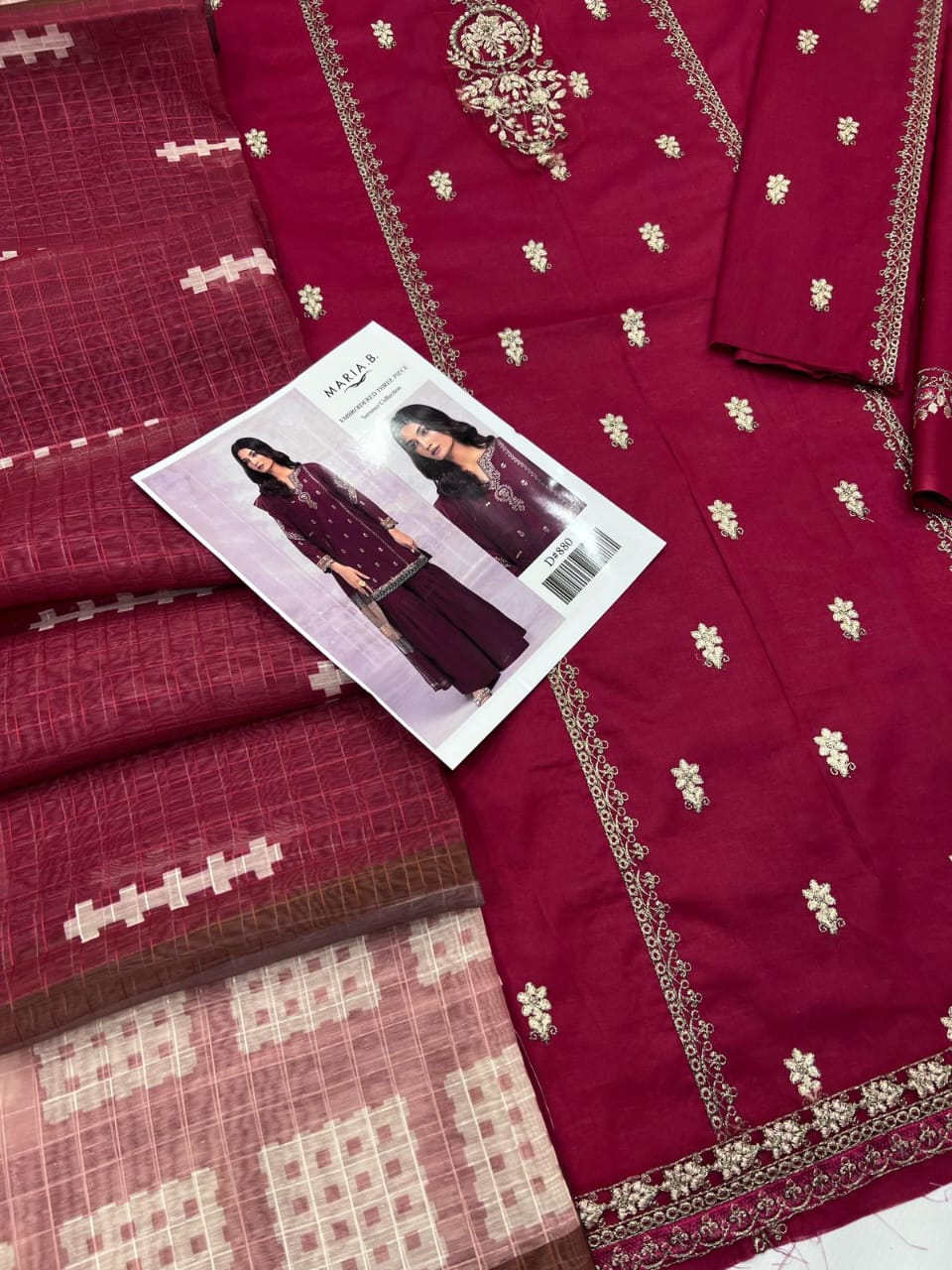 Maria.B – Embroidered Lawn Three-Piece Suit (D#880) – Summer Collection 3 piece suit unstitched